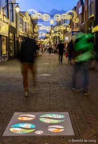 Project Licht tegels van Pauline Bakker door Art Connectors in Kerkstraat te Noordwijk-Binnen